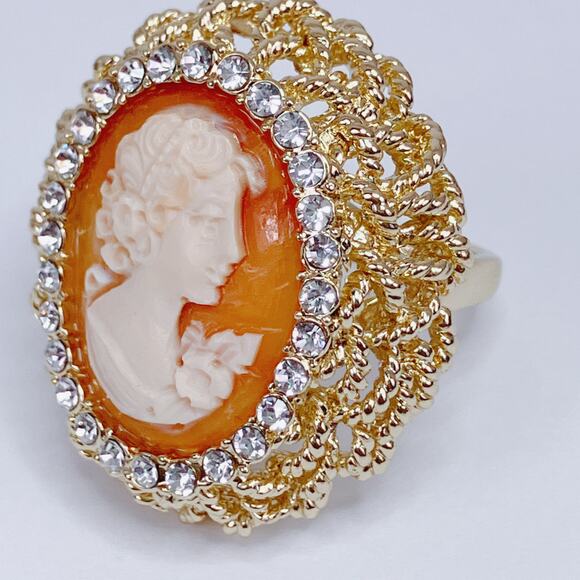Signed Amedeo Gold Tone Victorian Revival Resin Cameo Statement Ring Size 7.25 - Picture 6 of 11